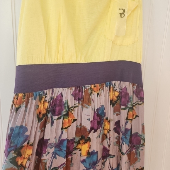 Ya sleeveless yellow top with bold multi colored bottom in a floral pattern. - Picture 4 of 9